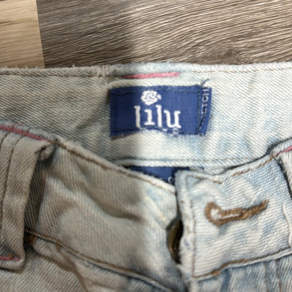 lulu jean shorts size 0 used like new, 4 pockets 2 in front 2 in back. - Picture 4 of 9
